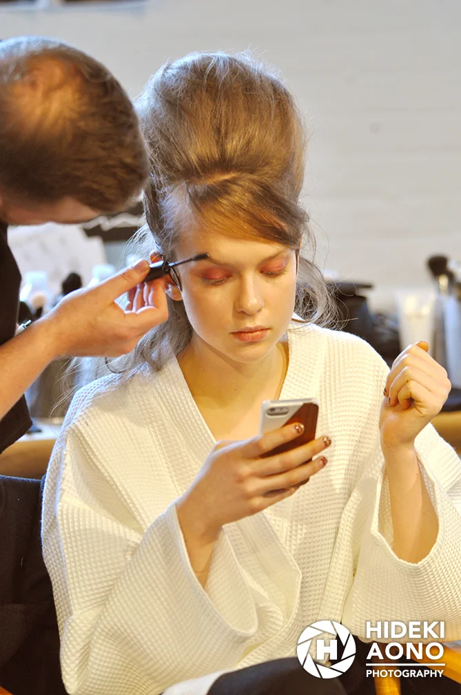 Hideki Aono Cellphone 16 — Beauty and the Cellphone