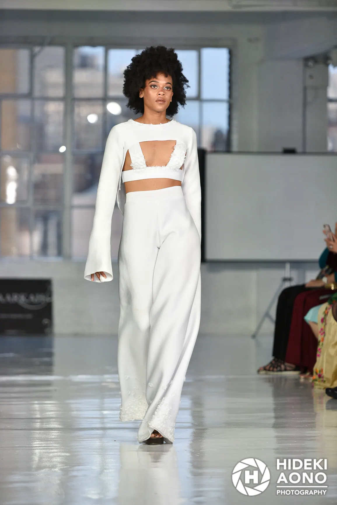 Runway, Hideki Aono